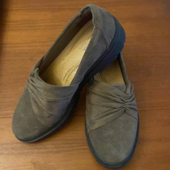 Sale 😘Clarks Collectiom Suede Tan/Brown Flats like new - Picture 1 of 8